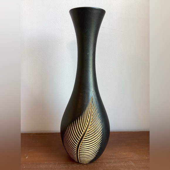 Black wood vase with tropical palm leaf - Picture 3 of 8